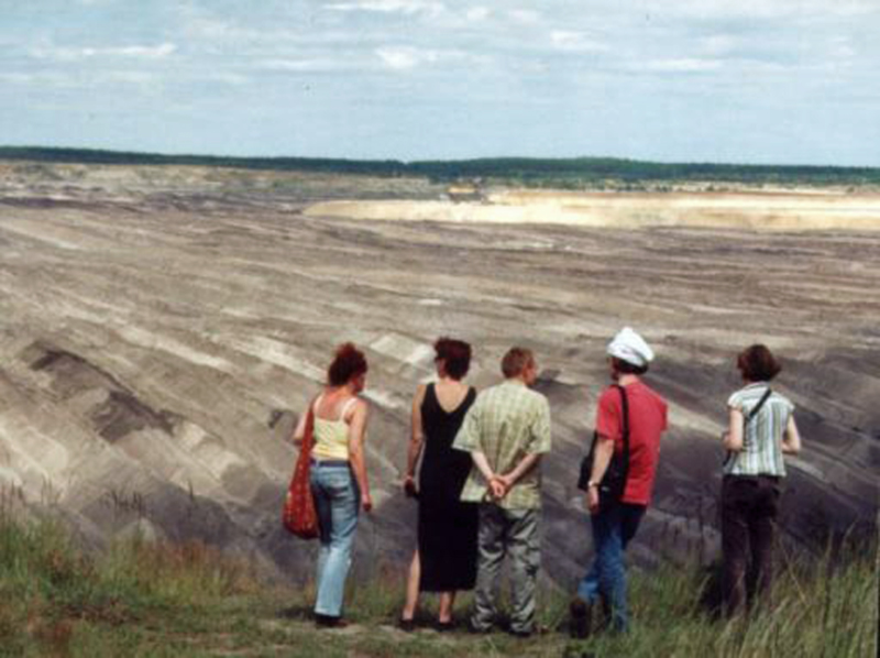 Mitglieder vorm Tagebau Welzow-Süd