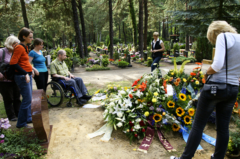 Vereinstreffen 2009 - Besuch am Grab von Bernd Nitsche - HoyWoy